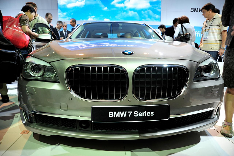 Illustration for article titled 2009 BMW 7-Series, ActiveHybrid Hit LA Show Floor